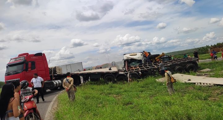 Em Icó: Colisão entre carreta e caminhão na BR-116 deixa motorista preso às ferragens