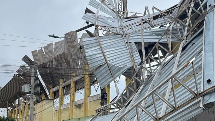 Chuva e ventos fortes destroem cobertura do Estádio Geraldão, em Brejo Santo