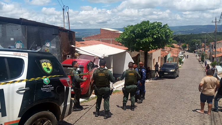Homem morto a tiros dentro de um carro na Rua do Horto perto da estátua de Padre Cícero