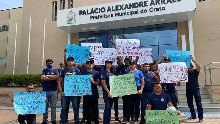 Aprovados no concurso para a Guarda Civil Municipal do Crato realizam protesto solicitando convocação