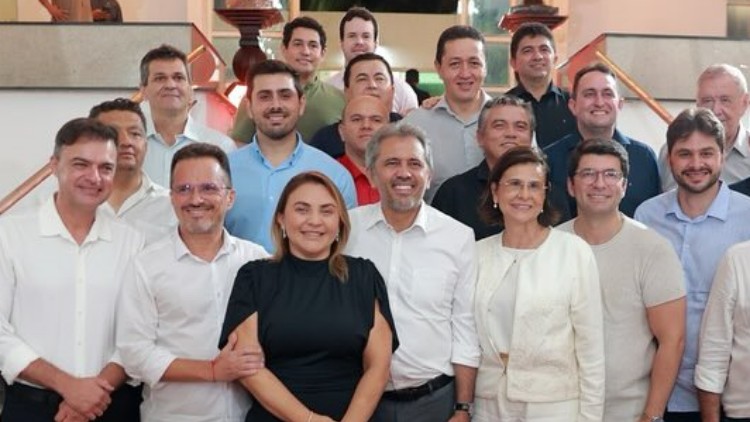 Glêdson participa de jantar com Elmano, Fernando e 17 prefeitos do Cariri