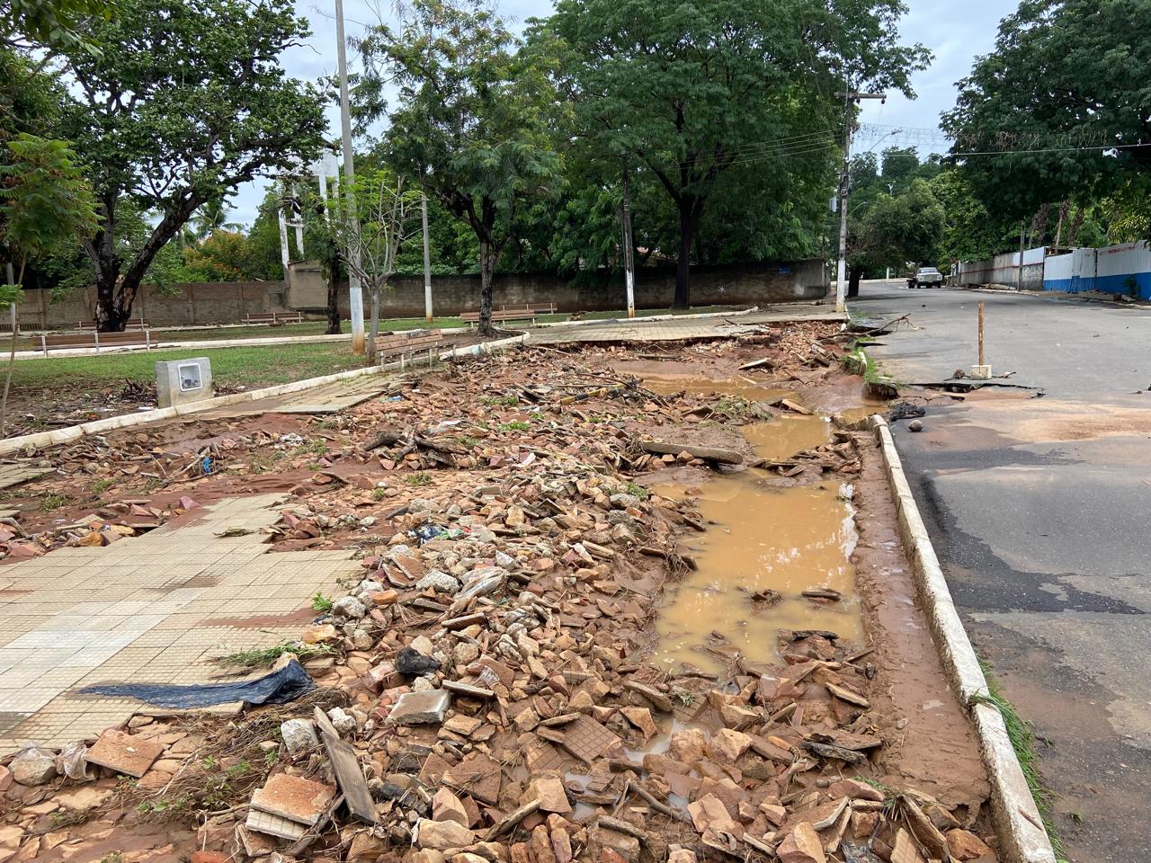 Juazeiro: Calçamento da praça Manoel Germano torna-se cratera com água acumulada