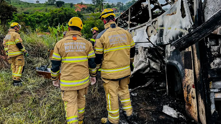 Polícia identifica 26 das 41 vítimas do acidente em Teófilo Otoni