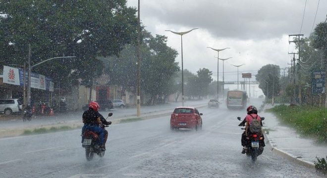 Domingo de Carnaval tem alerta amarelo para chuvas intensas no Cariri