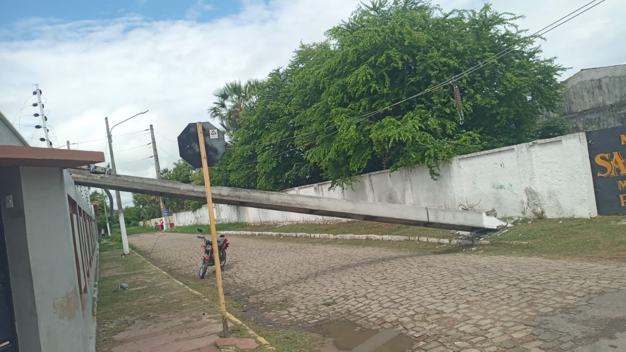 Caminhão colide com poste de alta tensão em Milagres e interrompe fornecimento de energia